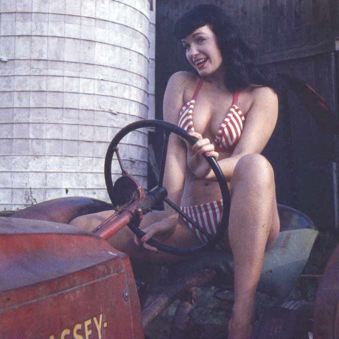 Happy new week, Bettie lovers! 💞 Time for all you pinup farmers to get back to work! 😜💋👩🏻‍🌾

#bettiepage