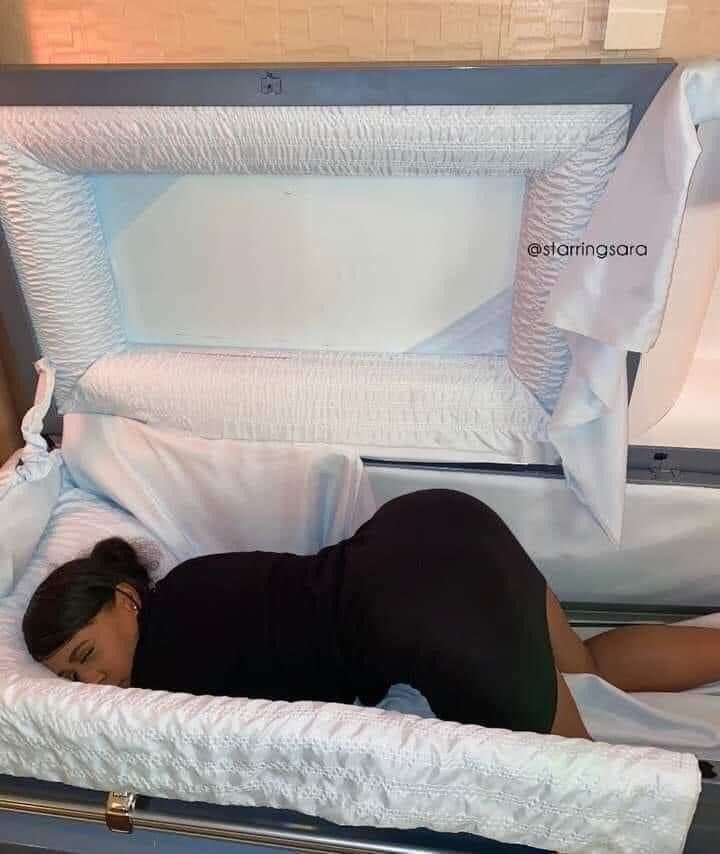 dsoluvely's tweet photo. Jus in case he wanna hit it one last time bury me like this https://t.co/L8KkLyJ6iP