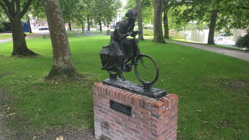 Vandaag was ik op bezoek bij de 94-jarige Tankie Roelofs-Leppink, die tijdens de oorlog als koerierster post en kranten rondbracht onder verzetslui. Haar #verhaal wordt een van de pareltjes in mijn #boek; een bundel heel diverse verhalen met 1 gemene deler: #fiets.