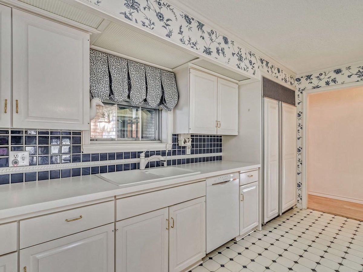shortymsanchez's tweet photo. Some before / after pics of one of many kitchen remodels. #StainIsland #OpenKitchenConcept https://t.co/eZsXQm5krP