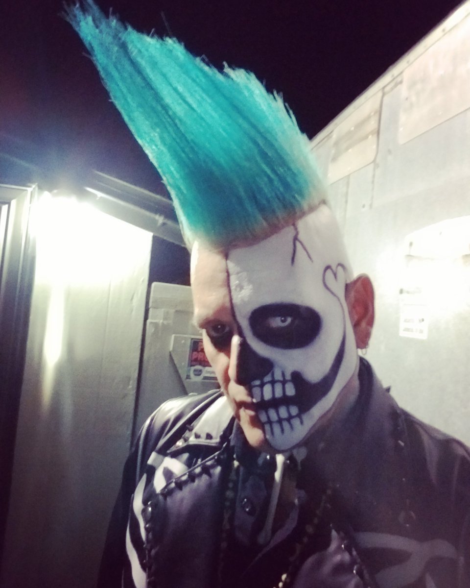 Only 26 days to Halloween 💀🤘🎃🤘
Rezurex new album, "Skeletons" now available for your Halloween needs! <a href="/CleopatraRecord/">Cleopatra Records</a> #rezurex #psychobilly #horrorpunk #cleopatrarecords #batcaverecords