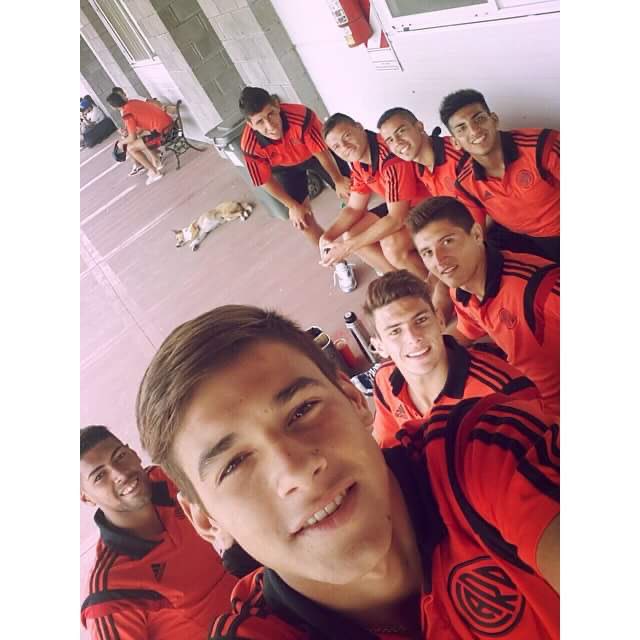 DiegoSole1901's tweet photo. “Las despedidas son 
de esos dolores dulces...” Éxitos en este nuevo sueño por cumplir @ChinoMartinez28 Allá te esperan nuevos desafíos, una hermosa ciudad y un gran amigo. #LaPension #CopaChivas2015 #LaReserva #CunaDelFutbol #GraciasEternasChino https://t.co/GcET5xtcRR