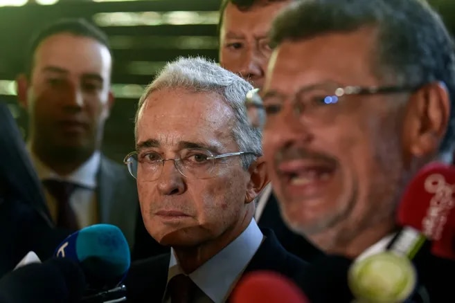 elespectador's tweet photo. #LoMásLeído en Judicial: Caso Uribe: Corte Suprema confirma que sigue por el sistema penal acusatorio
https://t.co/dGGINPXILg https://t.co/KPlPTbDD2g