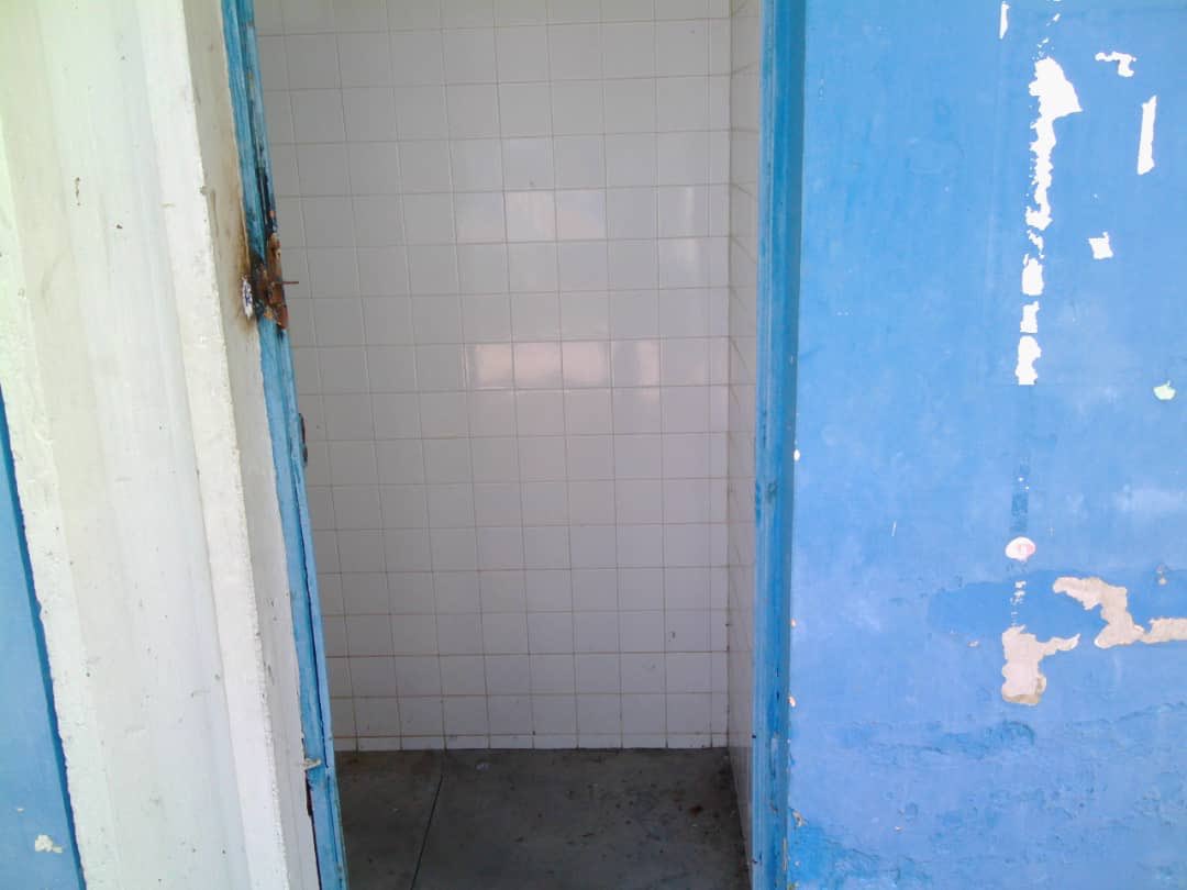 Por tercera vez, en menos de un mes, roban lavamanos y puertas de la Piscina América Bendito de Campo de Oro de la ULA. En medio de la pandemia, el hampa se hace presente en nuestras instalaciones