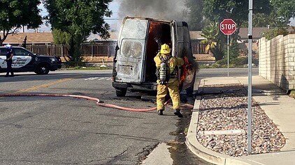 VCPFA's tweet photo. Engine Co. 41 first in to a vehicle fire in #simivalley 

#Venturacountyfirefighters
#Venturacountyfire
#Ventura
#Local1364
#VCFD
#Californiafirefighter
#California
#LosAngeles
#Firefighter
#Fire
#Paramedic
#trainyourprobie
#ChiefMiller
#Tiller
#Truck https://t.co/aRWAr22LT6