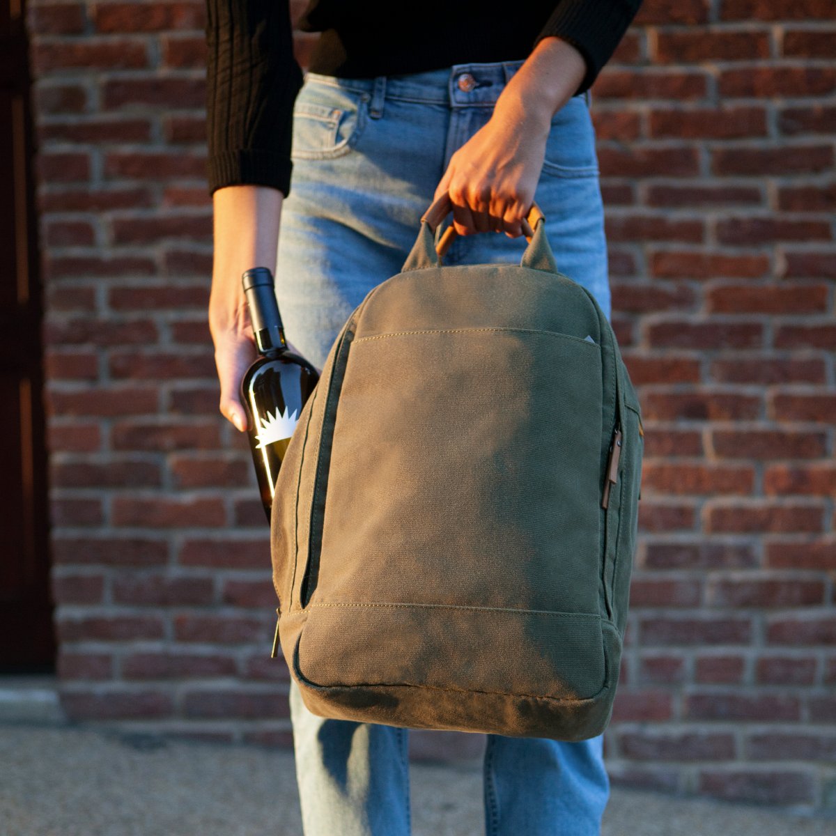 hellodayowls's tweet photo. The full-height chimney pocket never reveals your cargo, whether you're stocking up on pinot noir or fancy fizzy water. 🤫 Shop #sneakypockets at https://t.co/8hCRiLpKpJ https://t.co/U3G0FeVnqr