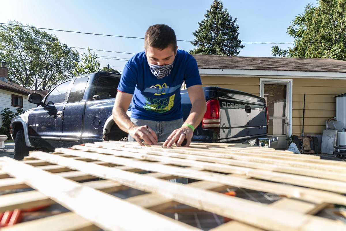 HT_NorthAmerica's tweet photo. Each year, several of our employees volunteer to do repairs, clean-up and other maintenance at the homes of Milwaukee residents who are unable to do these things themselves. Here's to that can-do spirit, complete with masks and safe distancing! #BlockBuildMKE #community https://t.co/Qxa9ljFu3H