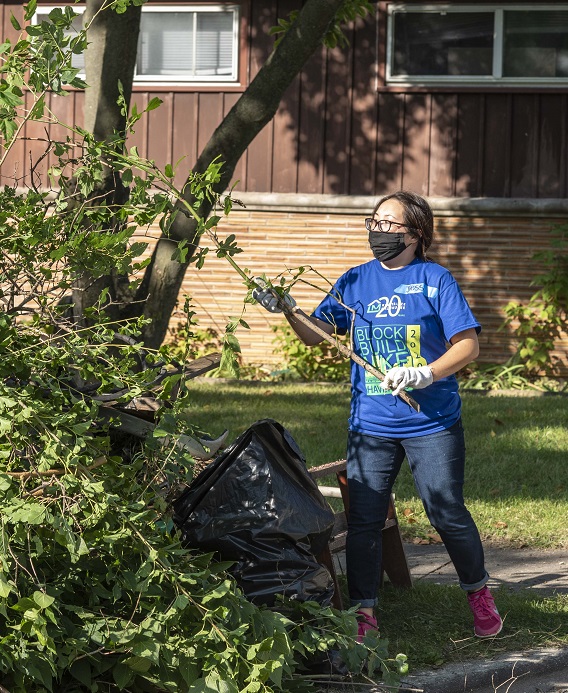 HT_NorthAmerica's tweet photo. Each year, several of our employees volunteer to do repairs, clean-up and other maintenance at the homes of Milwaukee residents who are unable to do these things themselves. Here's to that can-do spirit, complete with masks and safe distancing! #BlockBuildMKE #community https://t.co/Qxa9ljFu3H