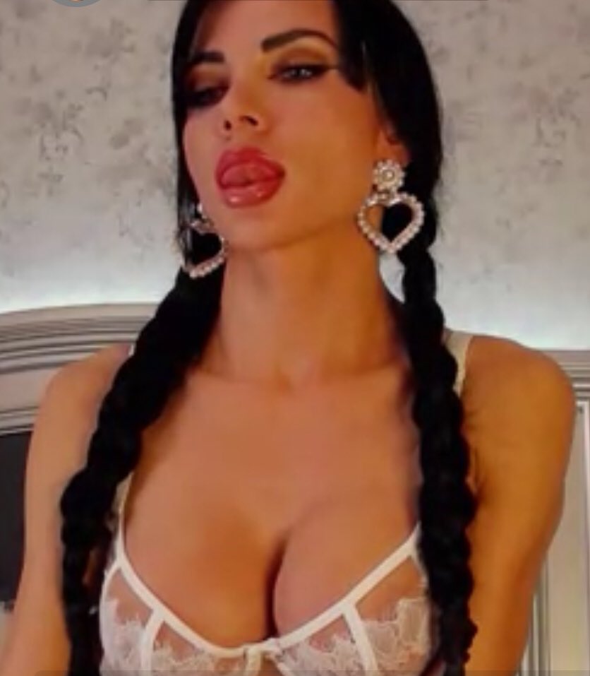 EnglishEscorts_'s tweet photo. Veronique is live now https://t.co/1UeXyQLG3T xx https://t.co/47HHEhba1l