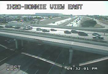 krldtraffic's tweet photo. #SoutheastDallas: Bonnie View @ WB 20 Service Road an accident on the bridge slows traffic in the area. #DFWTraffic #KRLDTRAFFIC #1080KRLD @KRLD https://t.co/UjuCX4utVj