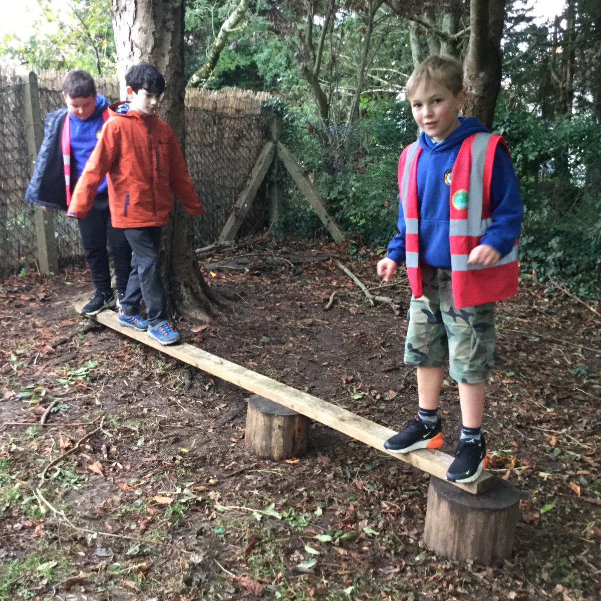 llanrhidianp's tweet photo. #PryCop discovering how to construct stable beam bridges. Team work, collaboration and more importantly- safety discussed within their groups. The knowledge that they are gathering should help them create a bridge for their garden project. #LlanHum #LlanSci #LlanFun https://t.co/HOxXAGo0WI