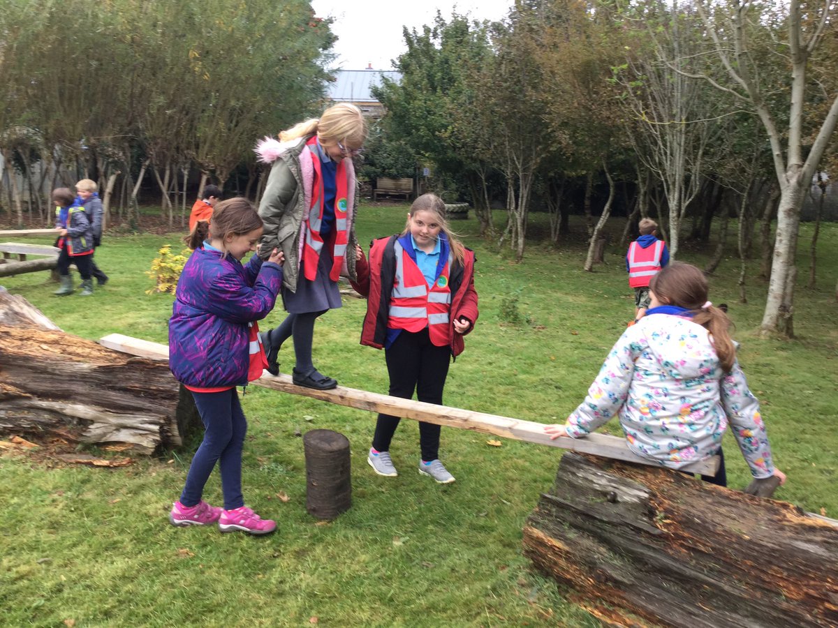 llanrhidianp's tweet photo. #PryCop discovering how to construct stable beam bridges. Team work, collaboration and more importantly- safety discussed within their groups. The knowledge that they are gathering should help them create a bridge for their garden project. #LlanHum #LlanSci #LlanFun https://t.co/HOxXAGo0WI