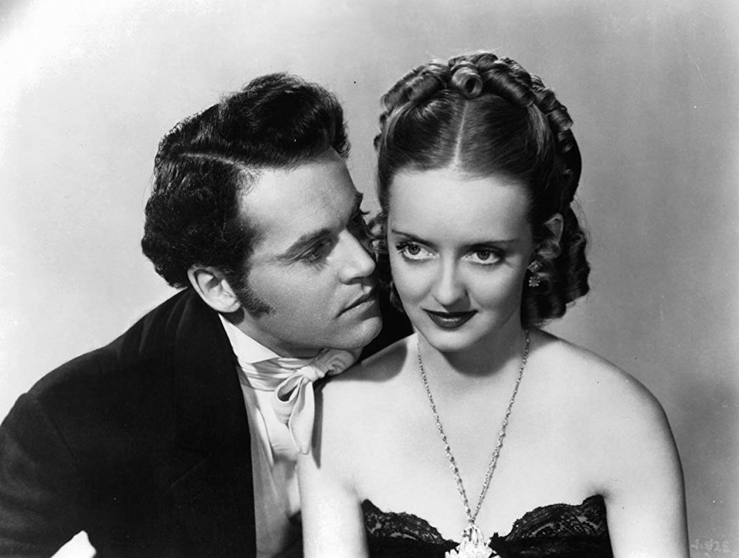 Al año siguiente, ya convertida en una de las actrices más respetadas de Hollywood, obtuvo un Óscar por su papel en "Dangerous" (1935).Recibió su segundo Óscar por "Jezabel" (1939), un drama romántico de William Wyler en el que compartió cartel con Henry Fonda.
