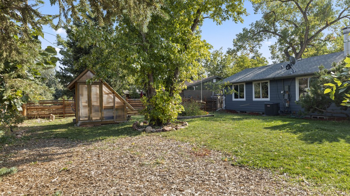 BoulderPropNet's tweet photo. Flatirons Views in Table Mesa! Beautifully updated and spacious back yard. Bright, sunny, open floorplan with skylights, vaulted ceilings & wood beams thru-out.
#justlisted #bouldercountyrealestate #homeforsale #boulderliving https://t.co/LirHuUHXIu