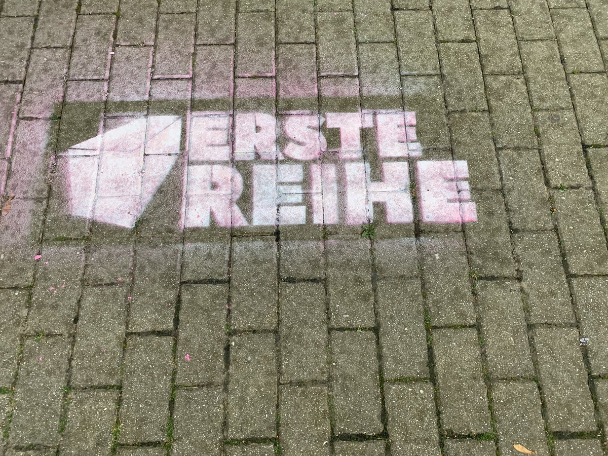 christophsch87's tweet photo. Eine wirklich schöne und kreative Idee des @BildungTH zum #WeltlehrerInnentag. Vielen Dank an @HelmutHolter und alle fleißigen Unterstützer.
#lehrerinthueringen #twlz #erstereihethueringen #Weltlehrertag #gutebildungth #thüringen #sbbtechnik https://t.co/icitQEBhvW