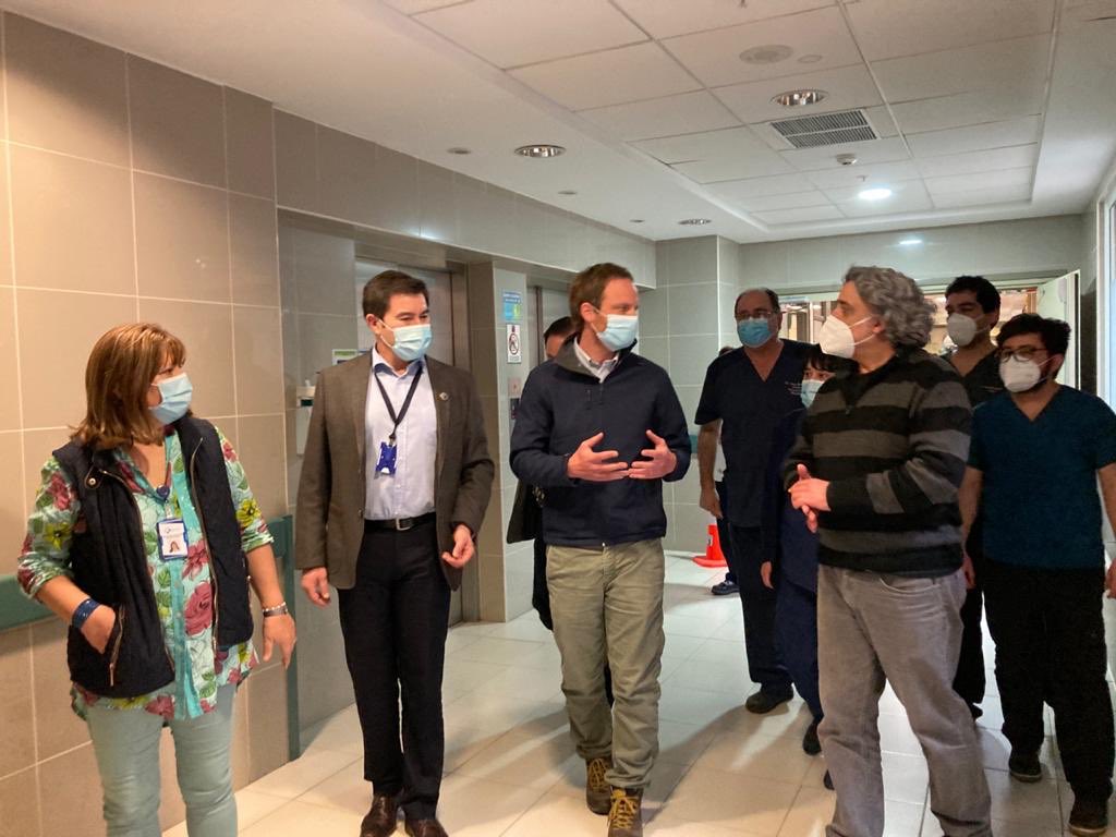 En su visita a <a href="/HCMagallanes/">Hospital Clínico de Magallanes</a> el subsecretario #RedesAsistenciales @arturozunigaj visitó a los funcionarios/as de la Unidad de Emergencia Hospitalaria #UEH conociendo de primera fuente el trabajo que este invaluable equipo realiza a diario #DeMagallánicoAMagallánico #QuédateEnCasa