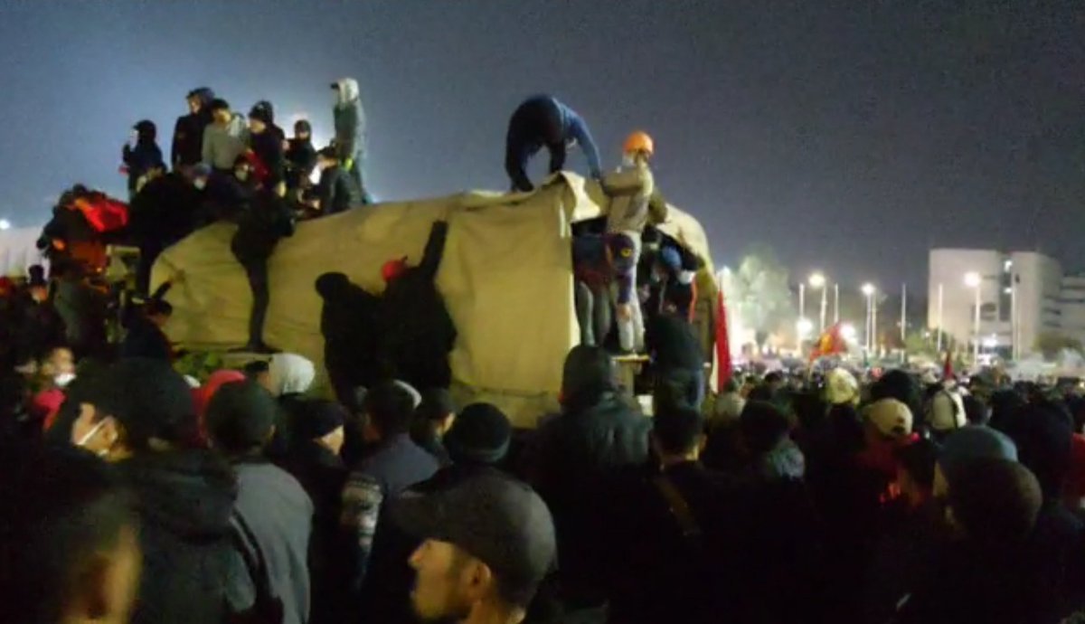  #Kyrgyzstan : protesters in Ala-Too Square captured an army truck