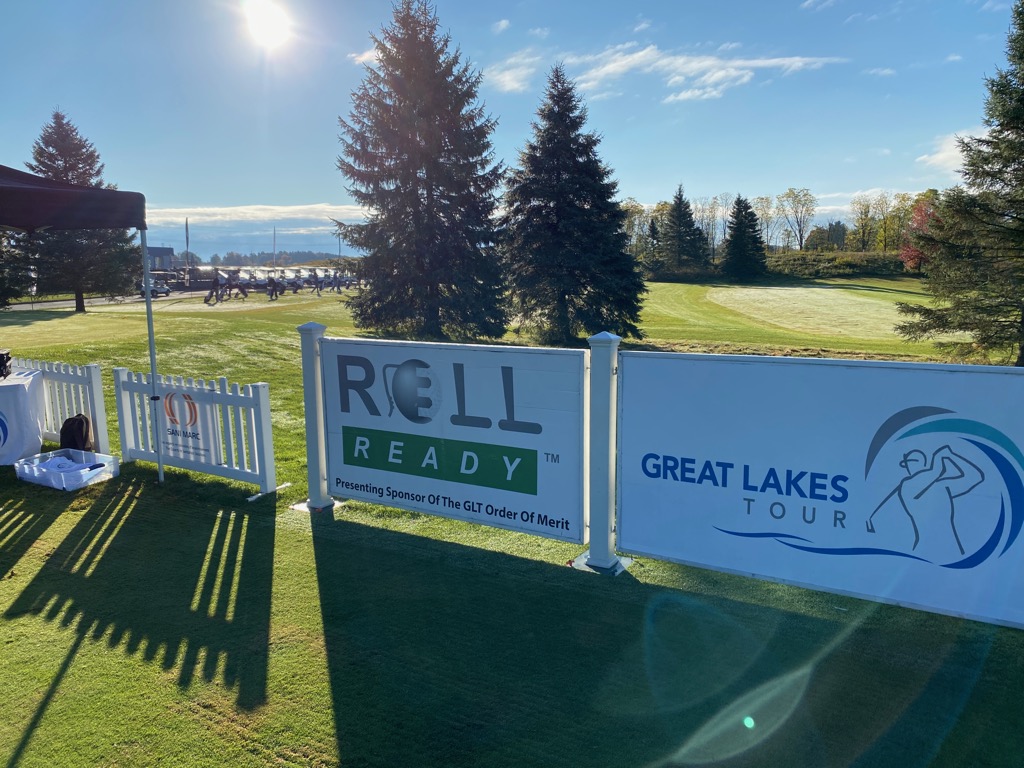 🇨🇦 Brendan Seys of Port Lambton ON leads  #GLTAncasterChallenge20 <a href="/mystic_golf/">Mystic Golf Club</a> by 1 shot after RD1. His bogey free -6 (66) is one clear of <a href="/JJRegan27/">JJ Regan</a> of Burlington ON. @el_Vono (68) will join the final pairing at 11:20am tomorrow. 

RESULTS &amp; RD2 PAIRINGS
gltancaster20.golfgenius.com/lb
