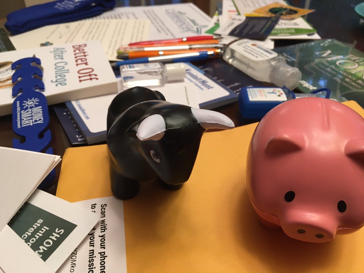 SarahIrmoSS's tweet photo. Wow! Couldn’t travel to the Jump$tart National Educator Conference, so @NatlJumpStart sent us a care package! #JSNEC Thank you!
🤩 The care package includes #FinLit socks 🤩 https://t.co/xkHwQEv07m