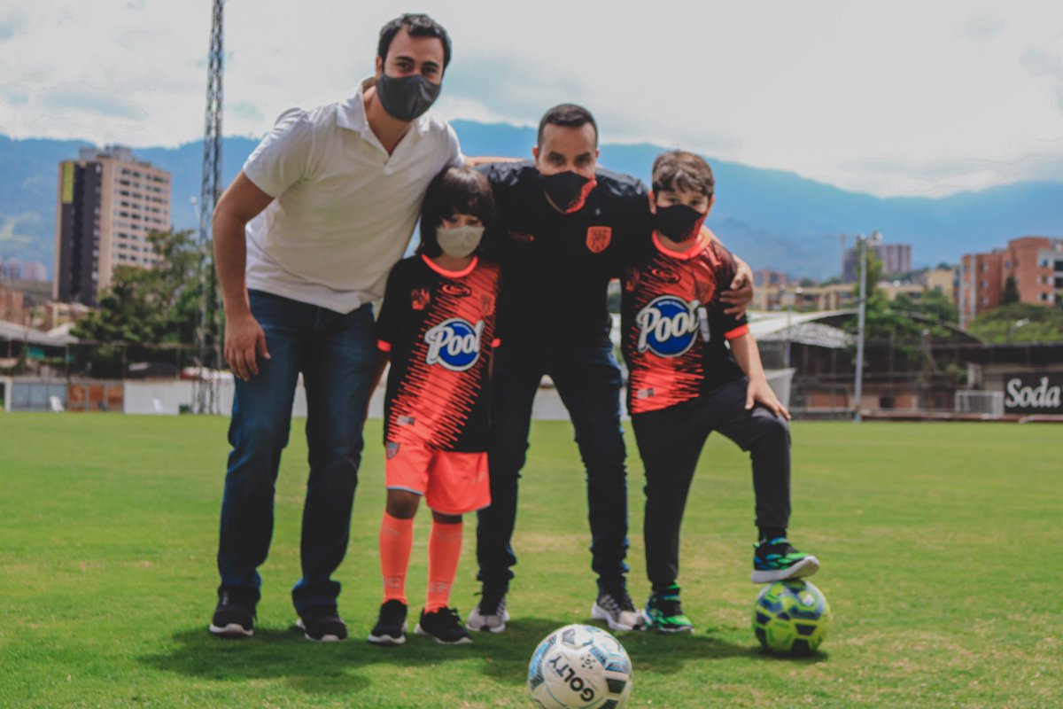 EnvigadoFC's tweet photo. Hoy Joseph Ruiz y Emmanuel Sánchez recibieron los premios por su excelente participación en la #CopaVirtual. Nuestro presidente Ramiro Ruiz y el d. deportivo Manuel Valero hicieron la entrega.

Gracias a nuestros patrocinadores @BebidasPool y @novo_sport por los premios. https://t.co/L1ws9RLM7m