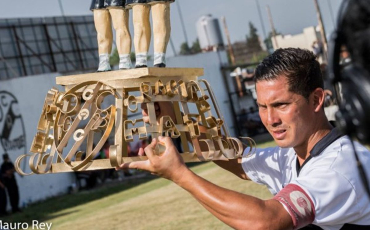 ¡ #CumpleTambero ! 🥳🎂

📝 Desde Club Atlético Claypole Prensa Oficial,  saludamos al gran Matías Cejas en el día de su cumpleaños. 

⚽️ Histórico jugador e ídolo del Tambo.

🎂 ¡Felicidades Bachi!