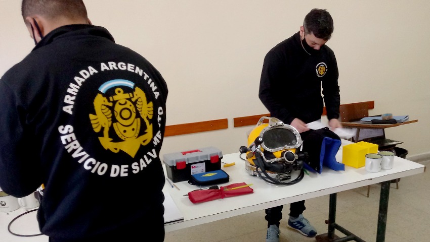 Armada_Arg's tweet photo. Personal de la Escuela de Buceo y del Servicio de Salvamento recibió una certificación en mantenimiento de cascos. El curso de capacitación y certificación internacional se realizó en la Escuela de Buceo con asiento en la Base Naval #MarDelPlata.
Info 👉 https://t.co/50Ut2RM9D4 https://t.co/mwLPMSg3Vm
