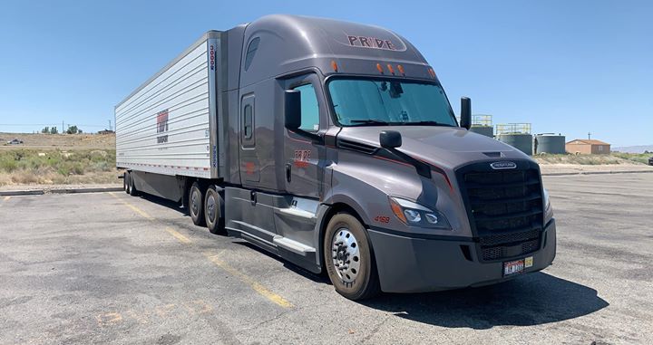 Pride_Transport's tweet photo. Let's see those beautiful Pride trucks!
📸: Timothy E. 
#drivepride #truckerlife #truckphotos https://t.co/1cUiOO0W1U