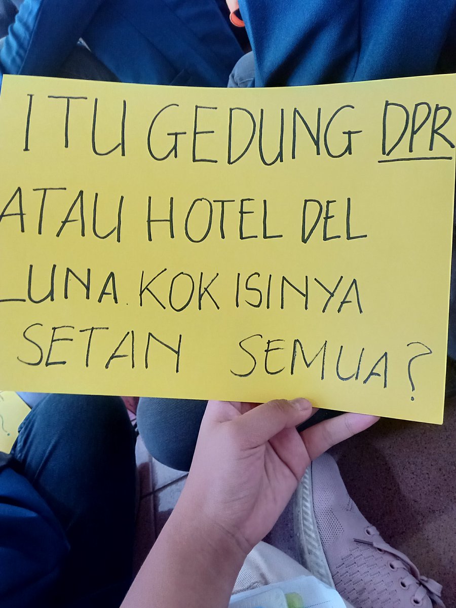 ehmangelu's tweet photo. Kesejahteraan rakyat hanya omong kosong belaka. Mati nye susah luuuu bangsattttttt. Langsung lempar ae ke neraka ini orang setan semua yg di dalem gedung itu tuuu yg kek gitu. Emang rasa nya anjim bangat

#DPRRIKhianatiRakyat https://t.co/LHPj4xWffj