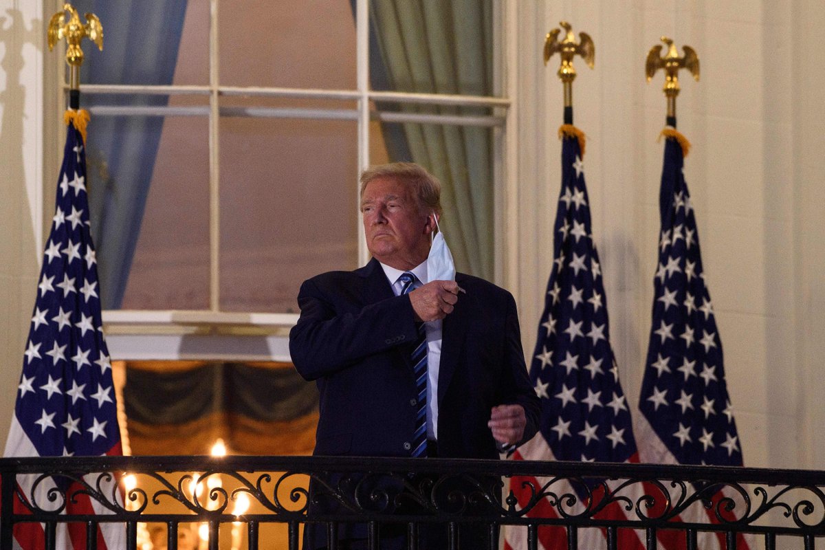 BuzzFeedNews's tweet image. Upon his return, Trump — who is still infected with COVID-19 — took off his mask as he arrived at the White House buzzfeednews.com/article/stepha…