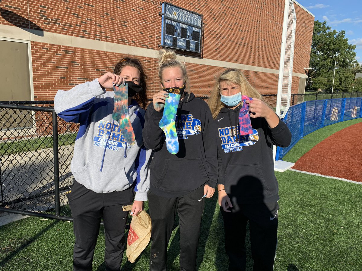Kicked off team bonding week with a halloween scavenger hunt and tie dying socks!🤩