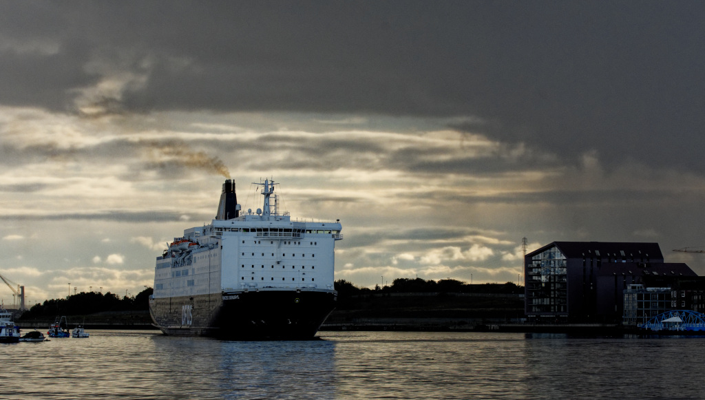 david1hirst's tweet photo. Busy shipping day on the #RiverTyne today. Here's #DFDSPrincess leaving a rain-laden sky behind and heading seawards for clear water and clearer skies. #NorthShields @dfds_uk @Port_of_Tyne @Old_LowLight @StormHour 1/2 https://t.co/o0rcKsOLtV