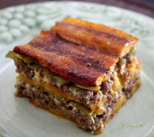Ok but let's give some love to the plátano when it's ripe. What if you took the ripe plátano and you cut it long wise, and you layered that with meat and cheese and baked it, well now you have PASTELON!