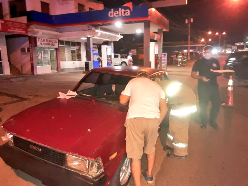 BCBRP's tweet photo. #LosSantos nuestros #CamisasRojas atienden accidente vehicular, semáforo cercano a la estación de combustible Delta #LaVilla heridos son atendidos en sitio. #EXBURE #SAMERPTY https://t.co/w60bPQoNs9