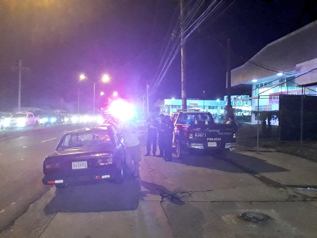 BCBRP's tweet photo. #LosSantos nuestros #CamisasRojas atienden accidente vehicular, semáforo cercano a la estación de combustible Delta #LaVilla heridos son atendidos en sitio. #EXBURE #SAMERPTY https://t.co/w60bPQoNs9
