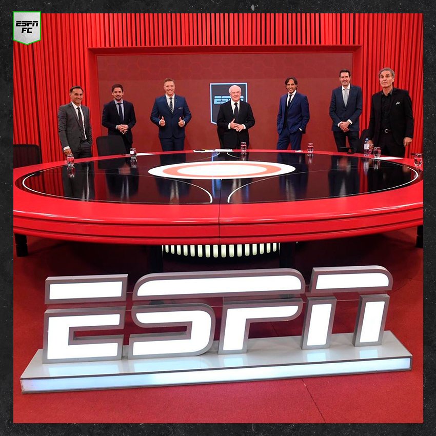 ¿Qué les parece esta disposición de la mesa de ESPN FC? Los leo.
