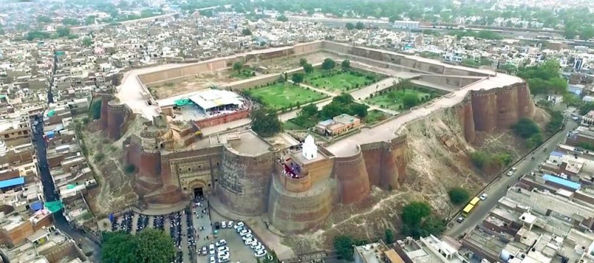 Some square forts outside Pakistan:Bhatinda, Punjab IndiaLalbagh, BangladeshShanewar Wada, Pune IndiaKishingarh, Rajasthan India