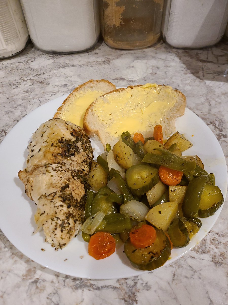 I made rotisserie chicken in my instant pot again and served it with the rest of the veggies in my fridge, roasted, and bread I made over the weekend.
Cheap and unwasteful!
#rotisseriechicken
#homemade