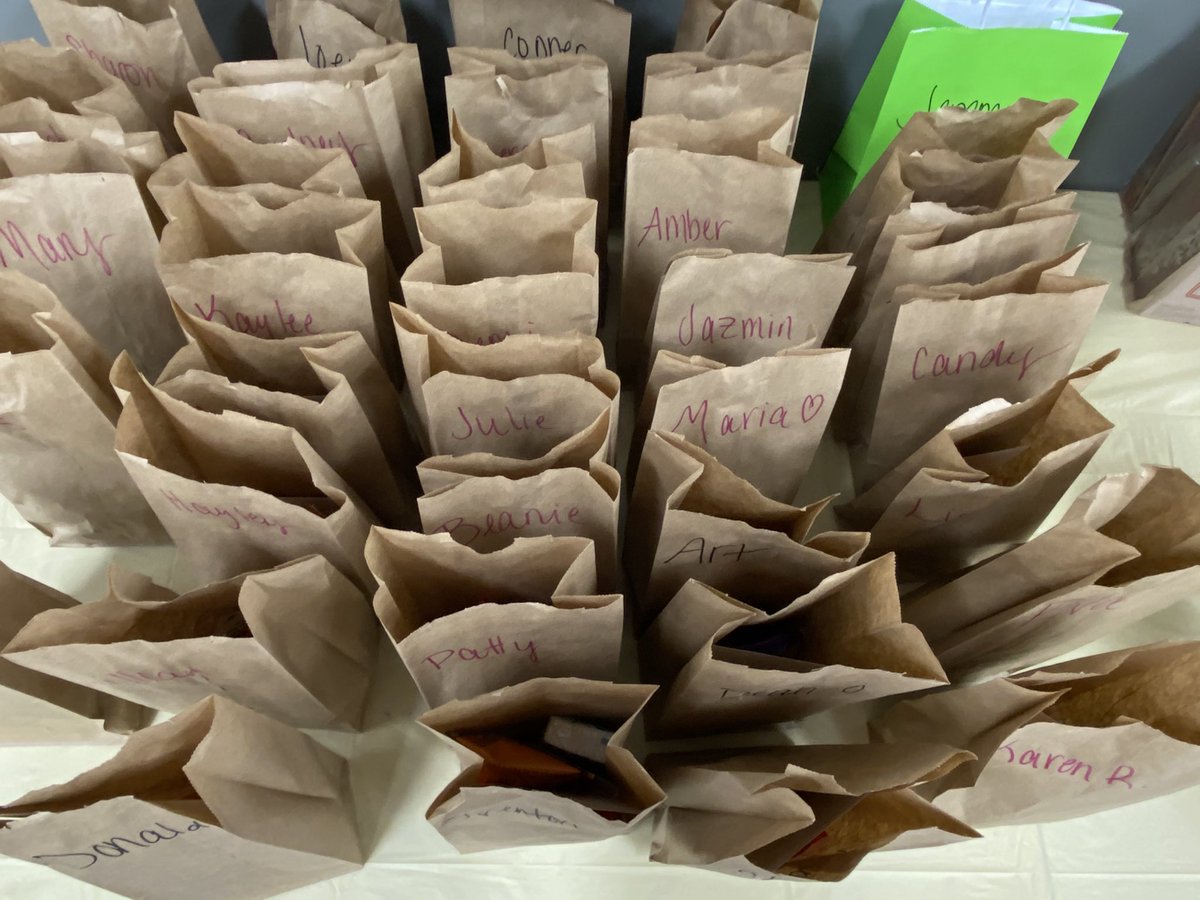 Goodie bags with personalized Thank You notes for Cashier Appreciation Month! #SeymourCrisp #loveyourpeople #CAM2020