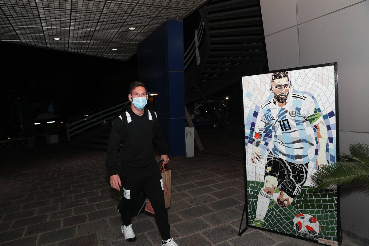 Argentina's tweet photo. #SelecciónMayor ¡Plantel completo! 

Leo Messi, Marcos Acuña, Paulo Dybala, Nicolás Otamendi y Lucas Ocampos ya están en #Ezeiza. 

Ahora sí, todo preparado 😉 https://t.co/yEDRaHdLrN