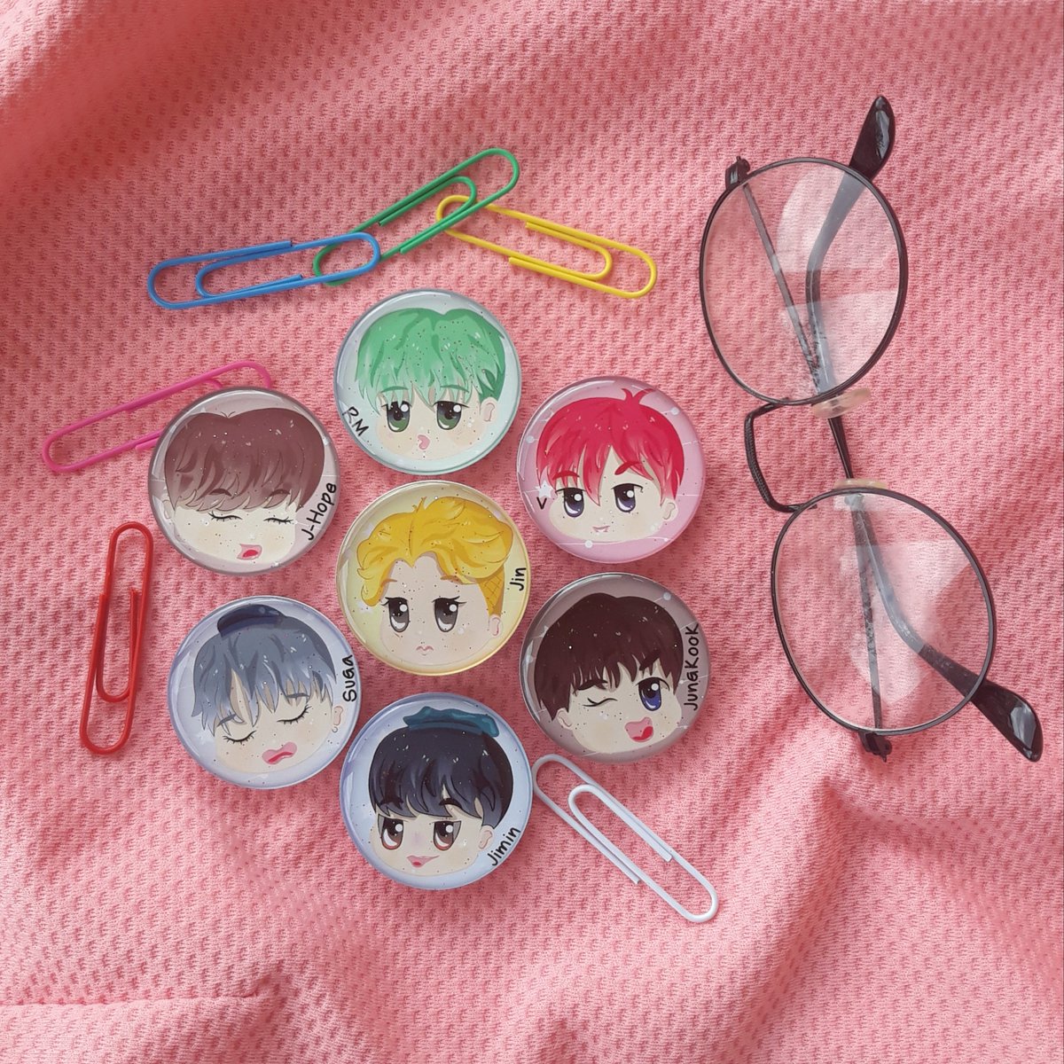 Ddaeng_id's tweet photo. ✨POP SOCKET BTS HYYH✨
💜 Tidak ada minimal order
⚠️ Made by Order, jadi harus SABAR
💜 Bahan griptok plastik no.1
💜 Resin Glitter
💜 Ukuran diameter 4 cm
▶️ Check out via shopee
#griptok #griptokBTS #griptokHYYH #popsocket #popsocketBTS
Happy Shopping ❣️ https://t.co/mshxcNFO69