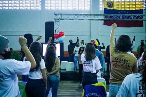Jóvenes del circuito 1 del estado #Miranda realizaron la juramentación del Comando de Campaña Darío Vivas de la Juventud, por el rescate de la Asamblea Nacional este #6Dic. #GasolinaParaElPueblo @PsuvMirandaVE @PartidoPSUV @NicolasMaduro