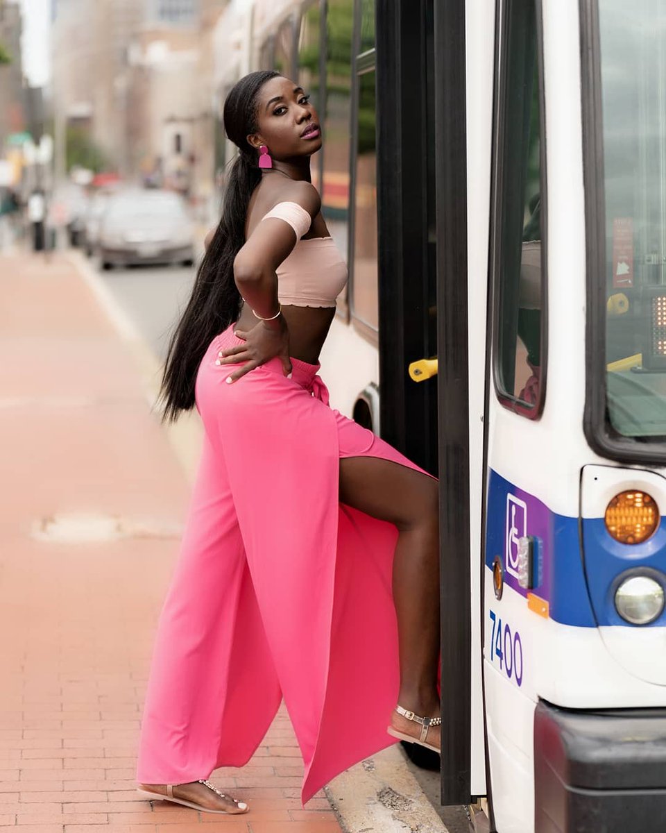 Pop of Pink🌺
Pop of Pink🌺

📸: shotbyjmoon 
Earrings: studioargila