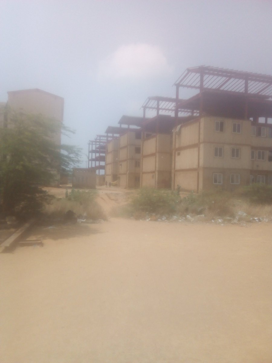 luism993's tweet photo. @IMVillarroel @NicolasMaduro  Tome encuenta ahora que estuvo en el Zulia a Maracaibo (Especialmente) al proyecto Ciudad Lossada que tiene años inconcluso. Terminaron una parte del proyecto y lo demas lo dejaron en el abandono. https://t.co/9EOg0MDgjd