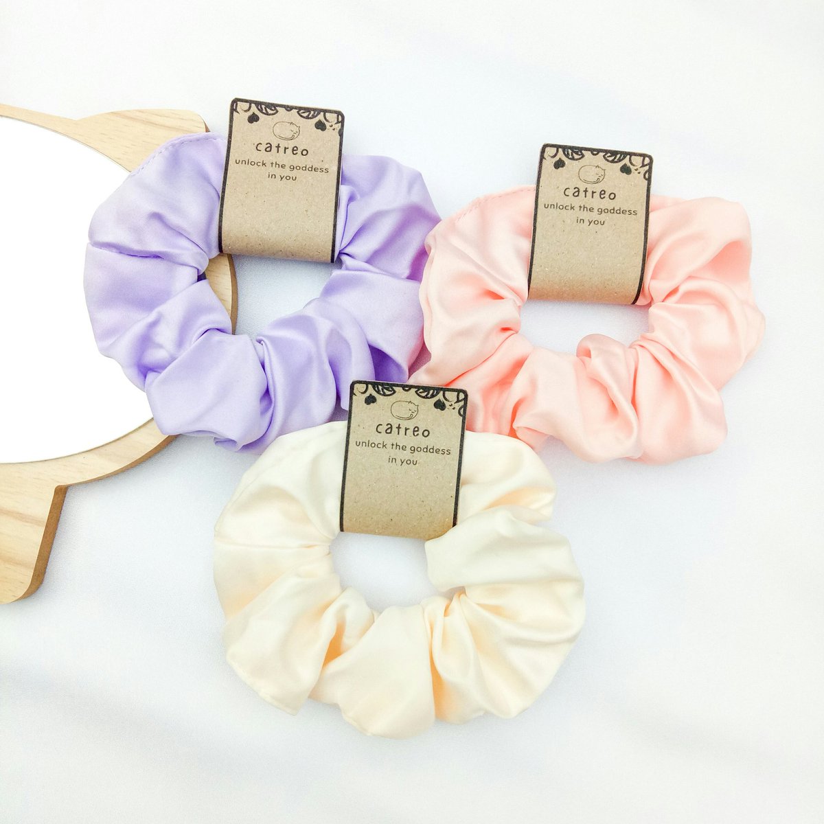 Are you still wearing a normal rubber hair tie? Do you know that scrunchies are wayyy better than hair ties? LET'S START WEARING SCRUNCHIES FOR THESE REASONS-