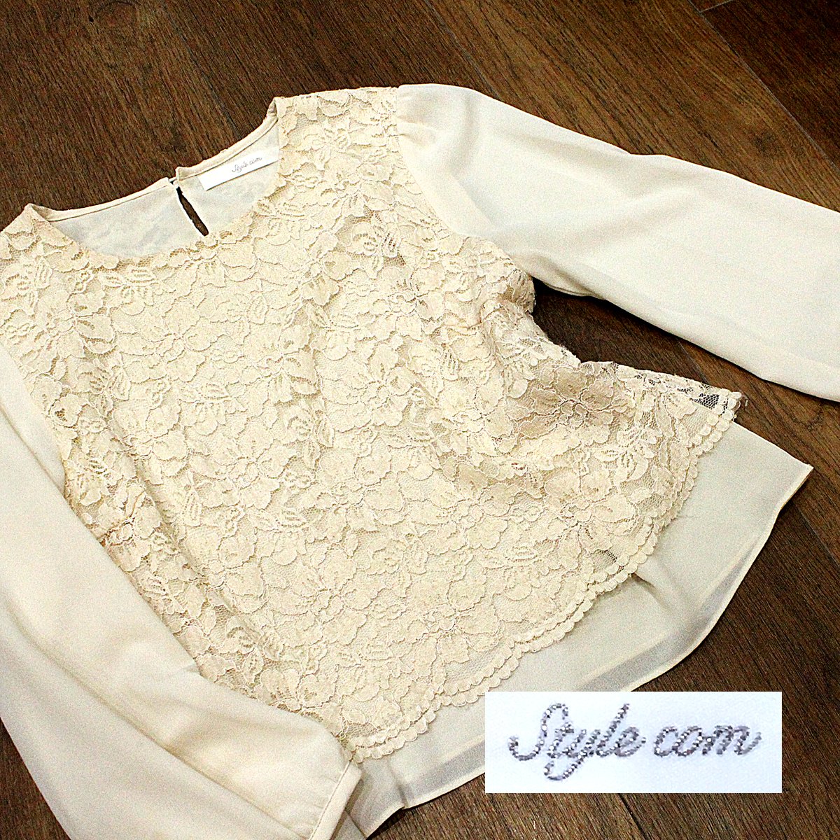 etcetera_sojiji's tweet image. 【#StyleCom／#スタイルコム】は大手「#東京スタイル」の #キャリアブランド♪#アンティーク #ベージュ ベースに #花柄 #レース をサラッとした #シフォン に #レイヤー した #プルオーバー #ブラウス／#カットソー♥ヒラヒラ～の優しいニュアンス♪
mercari.com/jp/items/m6426…
item.fril.jp/9394944bb04e33…