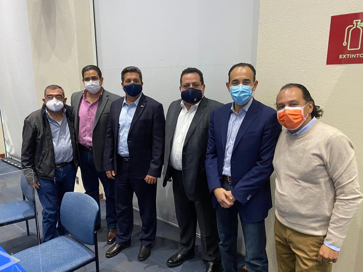 En sesión de la Comisión Permanente Nacional con los gobernadores <a href="/fgcabezadevaca/">Fco. Cabeza de Vaca</a> de Tamaulipas, <a href="/cmendozadavis/">Carlos Mendoza Davis</a> de BCS, el senador <a href="/IGCabezadeVaca/">Ismael Cabeza de Vaca</a> <a href="/rgilzuarth/">Roberto Gil Zuarth</a> <a href="/maxcortazarl/">Max Cortázar</a> buscando #LoMejorParaMexico