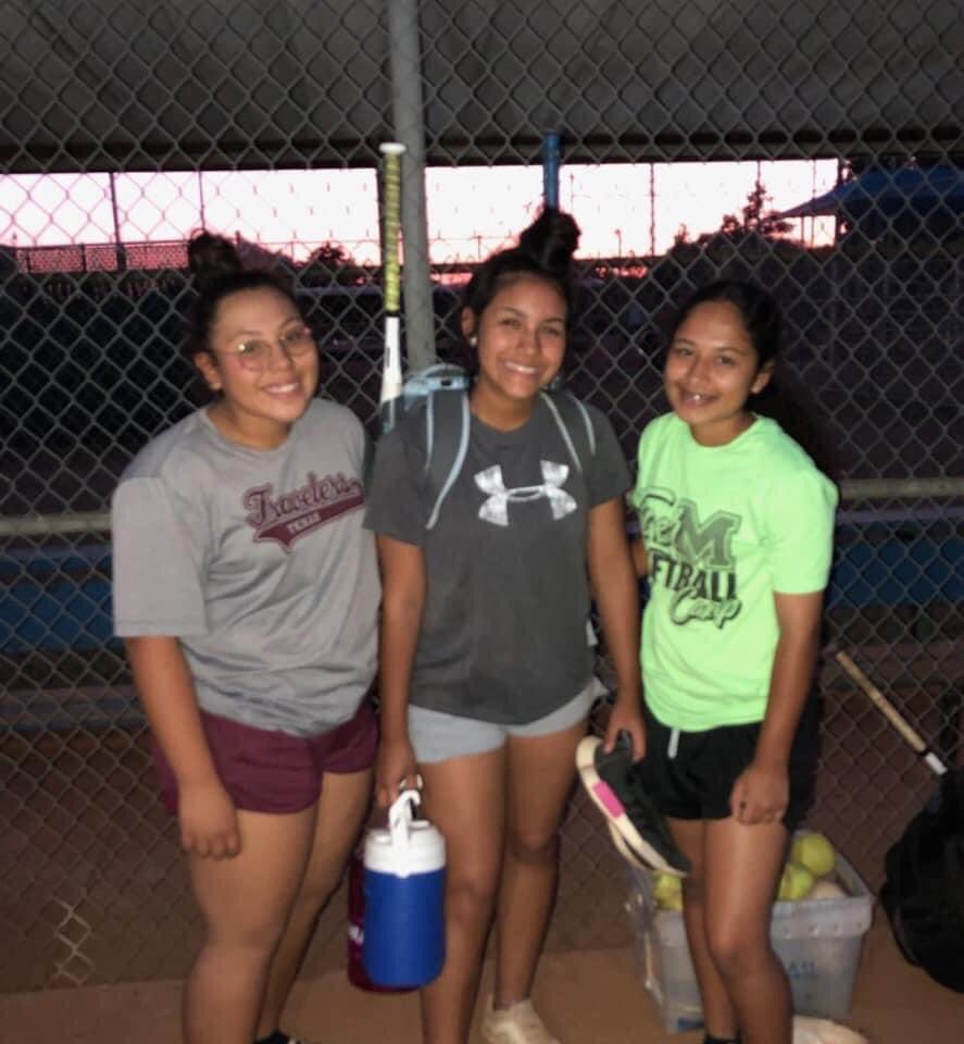 EliteHolcomb's tweet photo. 2025 Mya Alonso and 2023 Jaeleen Freudiger and 2024 Grad Lexy Vazquez getting extra work in together on an off night. #getbig #exceleliteroster #therearenooffdays #allexcelallthetime https://t.co/gHIYnKEXAn