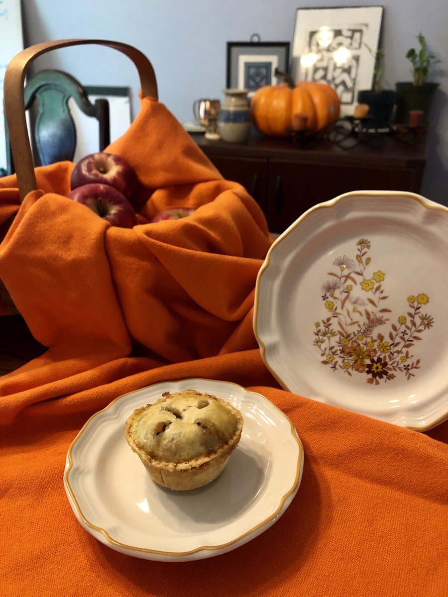 smithbakes's tweet photo. mini pie photoshoot 😊 https://t.co/InsMH8eE0g