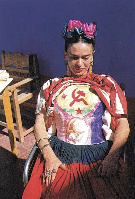 Frida Kahlo siempre fue un cachivache mediocre y sobrevalorada, pero como era de izquierda, la subieron a un altar como propaganda comunista. Volveré y seré artesanías.