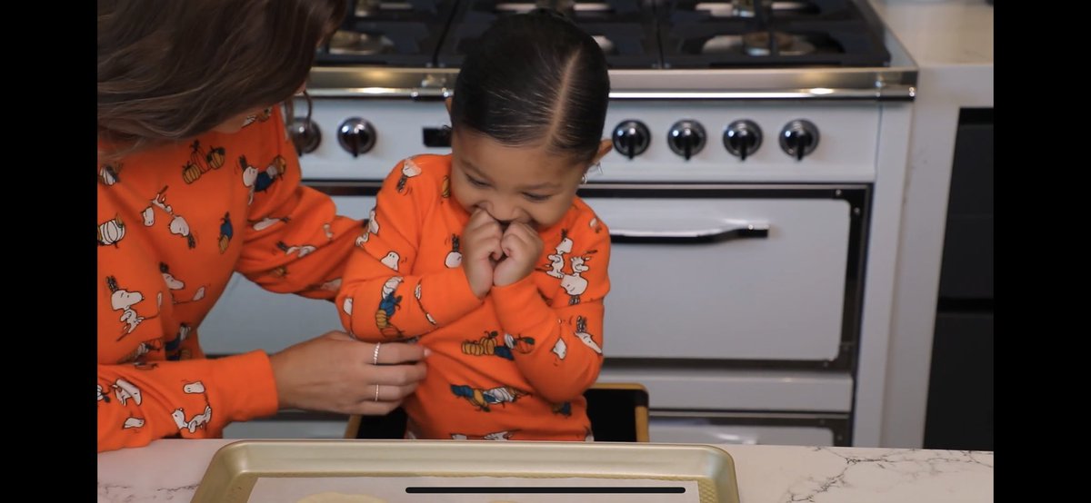 canibestormi's tweet photo. It’s the little things 😍😍 she looks so happy !! She is raised so well and it shows 🥺 what a great mommy you are @KylieJenner https://t.co/sfMcZtCt5l